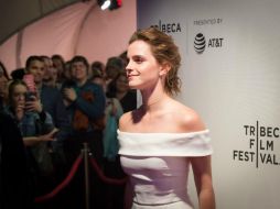 Emma Watson lució un largo vestido blanco de la firma Burberry. AFP / B. R Smith