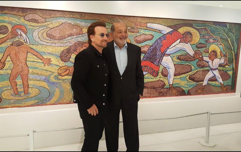Bono posó frente a una obra junto con Slim. TWITTER / @ElMuseoSoumaya
