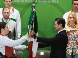 Abanderamiento. La tiradora tapatía Alejandra Zavala recibe el Lábaro Patrio de manos del Presidente. EFE