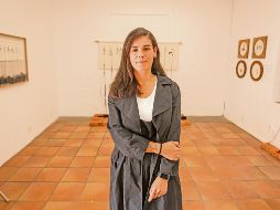 La artista posa frente a su obra expuesta en el Museo de la Ciudad. EL INFORMADOR/ H. Figueroa