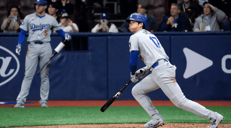 Shohei Ohtani de los Dodgers de Los Ángeles batea un sencillo ante los Padres de San Diego, el miercoles 20 de octubre de 2024, en Seúl. (AP Foto/Ahn Young-joon)
