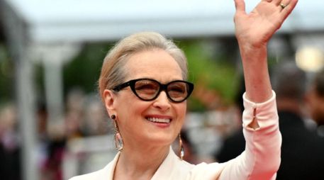 A sus 74 años, la actriz estadounidense demostró nuevamente su sencillez y no paró de mandar besos a los 'fans' que coreaban su nombre. ESPECIAL / X / @Festival_Cannes