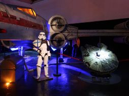 Un centenar de artículos oficiales del personaje R2-D2, una colección de sables láser o los carteles de las películas de Star Wars también forman parte de esta exhibición. EFE/ José Manzaneque