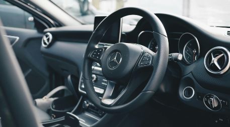 La influencer podría adquirir el Mercedes Benz que se encontró en oferta con ayuda de Profeco. UNSPLASH/Oliur