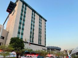 Los bomberos realizan las labores de rescate, fuera del hotel se encuentra personal médico para atenderlos en cuanto salgan del elevador. ESPECIAL