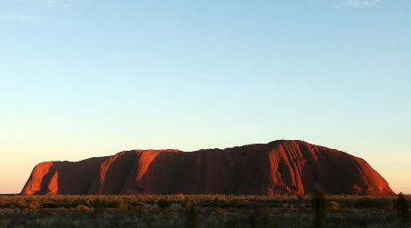 Uluru, en Australia, ocupa el segundo lugar, recibiendo solo cinco reseñas que mencionan estas palabras negativas. AP / ARCHIVO