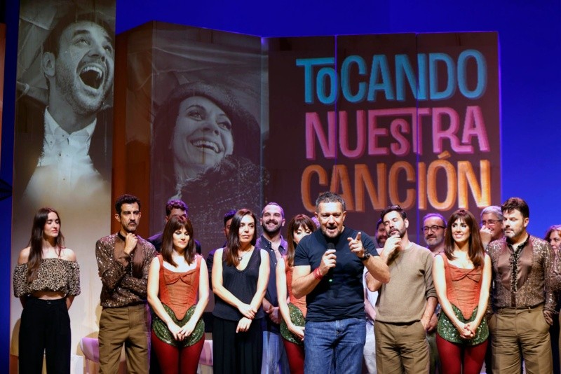 Antonio Banderas presentó el musical “Tocando nuestra canción”, una comedia romántica que protagonizada por María Adamuz y Miquel Fernández. EFE/Jorge Zapata 