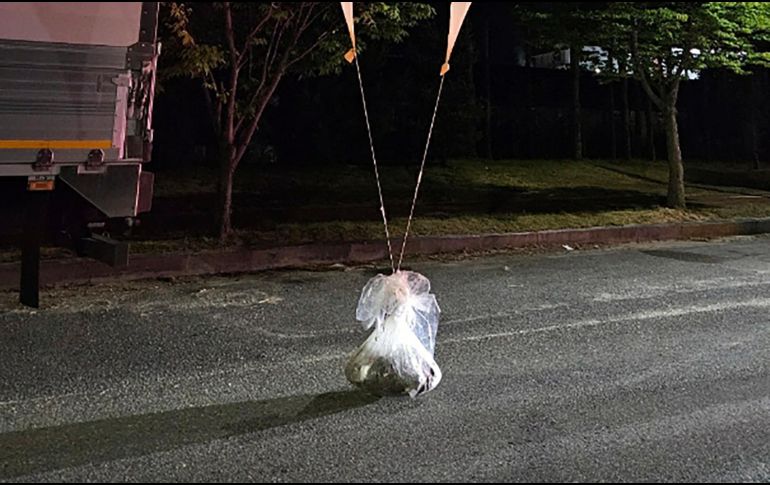 Se muestran dos globos con basura, presuntamente enviados por Corea del Norte, en la provincia de Chungcheong Sur. AP/ARCHIVO