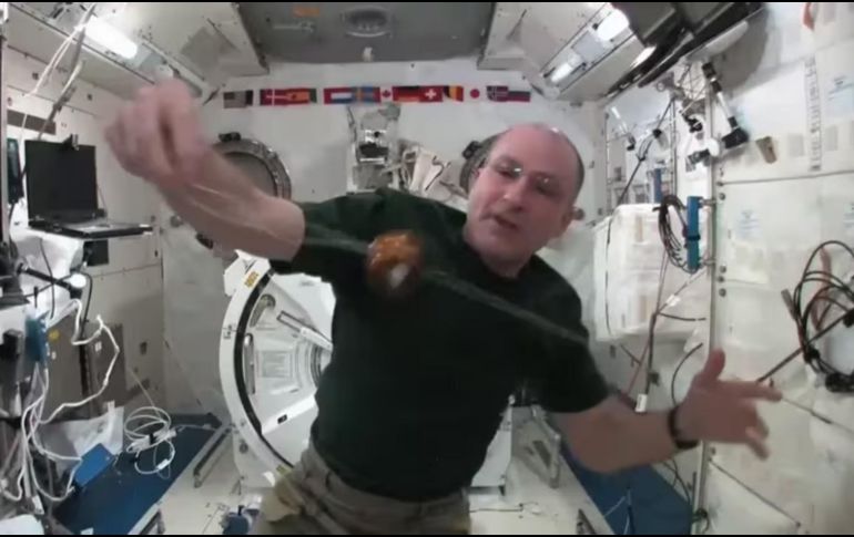 Astronauta lleva yo-yo al espacio para enseñar física y se viraliza (VIDEO)