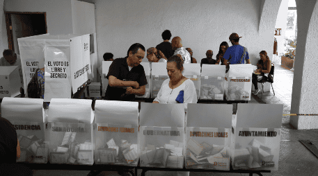 Ciudadanos asisten a votar a un colegio electoral en la ciudad de Guadalajara en Jalisco (Mexico). EFE/ Francisco Guasco