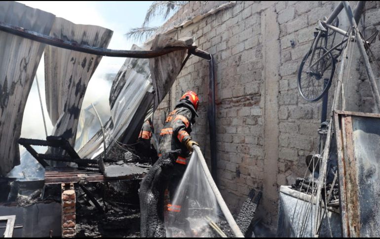 El fuego fue controlado por los bomberos de Zapopan antes de que llegara a la bodega, pero por el efecto de la radiación algunos de los plásticos del negocio se derritieron. ESPECIAL.