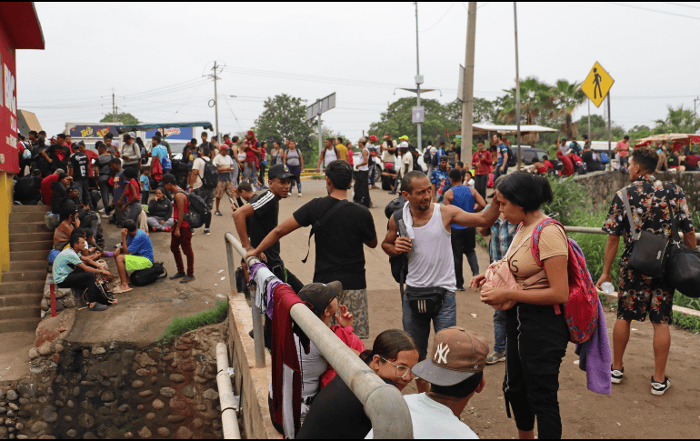 Migrantes permanecen varados en espera de resolver su situación migratoria. EFE/Juan Manuel Blanco