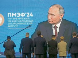 Una gran pantalla muestra al presidente ruso Vladimir Putin en la sesión plenaria del 27º Foro Económico Internacional de San Petersburgo. EFE