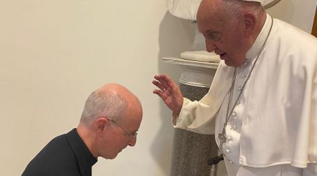James Martin y el papa Francisco durante su reunión en Casa Santa Marta, el Vaticano. ESPECIAL/Foto de @JamesMartinSJ en X