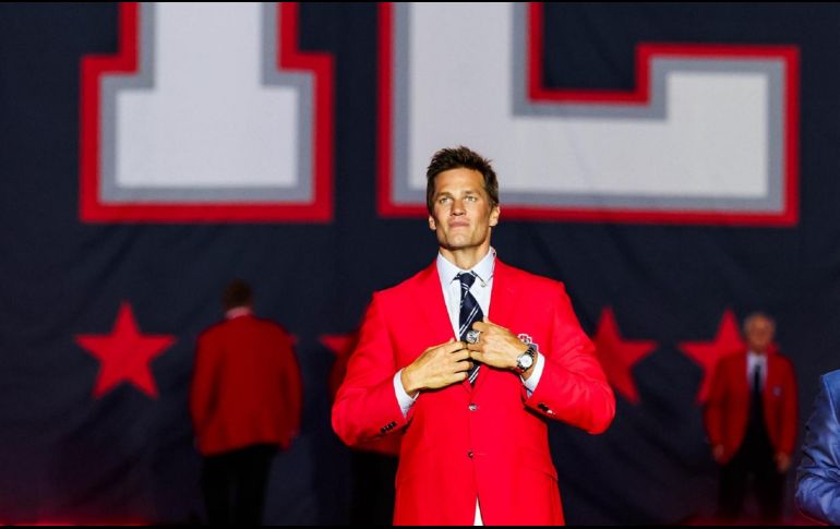 Brady vistió la tradicional chaqueta roja de los integrantes del recinto de sus inmortales. X/Patriots