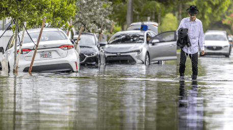 Las inundaciones obligaron a la cancelación de servicios de transporte. EFE/EPA/C. HERRERA-ULASHKEVICH