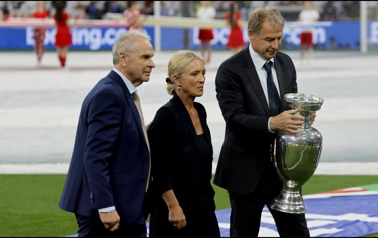 Heidi, la viuda de Beckenbauer acompañó a Bernard Dietz y Jurgen Klinsmann en el homenaje. EFE/R. Wittek