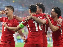 El partido celebrado en Dortmund se definió con un par de golazos turcos; en el descuento se anotó el tercero. EFE / EPA / CHRISTOPHER NEUNDORF