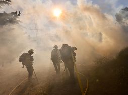 Bomberos operando en el sitio del incendio Post, en Gorman, a unos 100 kilómetros en el norte de Los Angeles, California, Estados Unidos. Xinhua