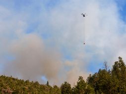 Un helicóptero sobrevuela la zona de un incendio forestal, el martes 18 de junio de 2024, en Ruidoso, Nuevo Mexico. AP Foto/Andres Leighton