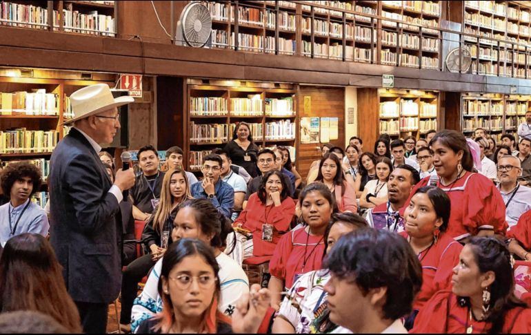 En la Biblioteca Iberoamericana, Ken Salazar habló con más de 100 alumnos de diferentes centros universitarios de la UdeG. ESPECIAL
