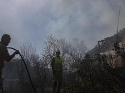 Las llamas ya han arrasado algunas residencias y empresas. EFE/G. VITSARAS