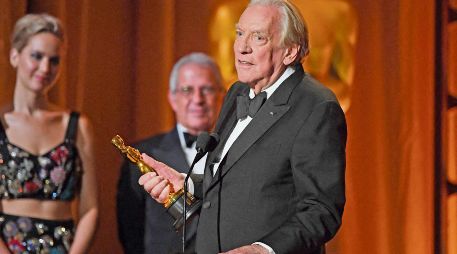 Donald Sutherland recibió su Oscar honorífico, el 11 de noviembre de 2017. AFP