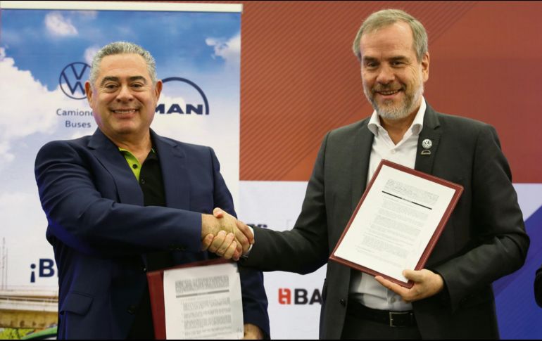 Enrique Dueñas Rodríguez, presidente de AGRÚAS (izq.), y Frank Gundlac, de VW Trucks & Bus, firmaron su acuerdo en la Tercera Expo Grúas 2024. ESPECIAL