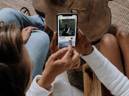 Muchas mujeres sienten ansiedad sobre la autenticidad de sus conexiones en estas apps. UNSPLASH / F. BUNNY