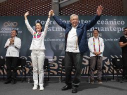 Sin entrar en pánico, algunos de los asistentes de un evento de Sheinbaum y López Obrador se sorprendieron al sentir que en dos ocasiones se movió la tierra. EFE/ Presidencia De México.