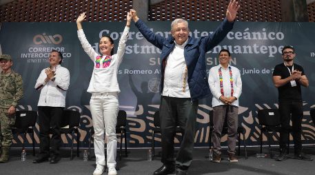 Sin entrar en pánico, algunos de los asistentes de un evento de Sheinbaum y López Obrador se sorprendieron al sentir que en dos ocasiones se movió la tierra. EFE/ Presidencia De México.