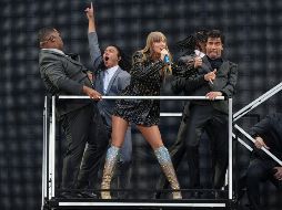 Taylor Swift actúa en el estadio de Wembley como parte de su gira Eras Tour el viernes 21 de junio de 2024 en Londres. AP/Scott A Garfitt/Invision