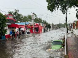 Sobre la calle Ciénega de Mata además15 casas habitación reportaron ingreso de agua entre cinco y 10 centímetros de altura. ESPECIAL