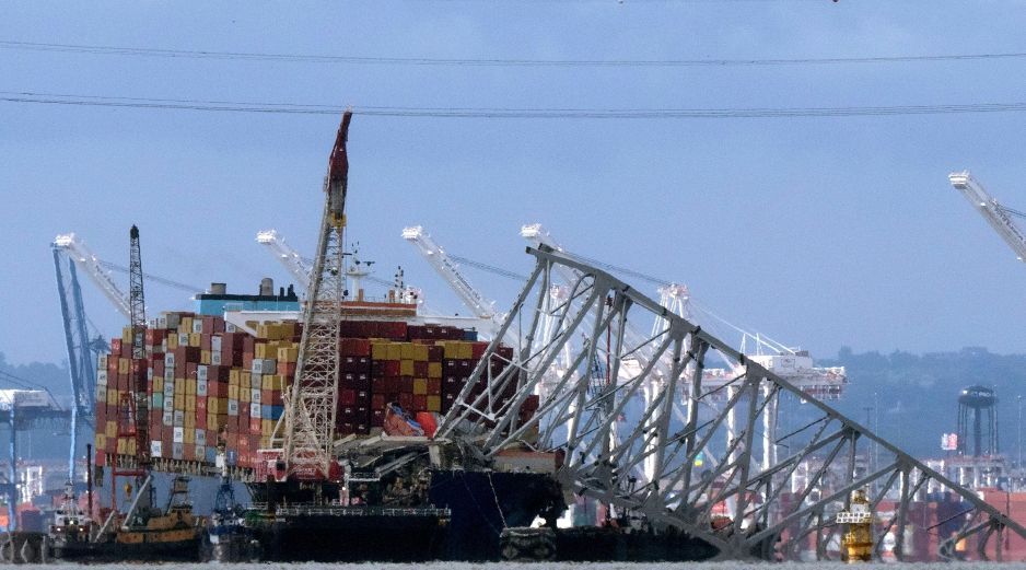 El puente Francis Scott Key colapsado descansa sobre el buque portacontenedores Dali, el 12 de mayo de 2024, en Baltimore. AP/Archivo