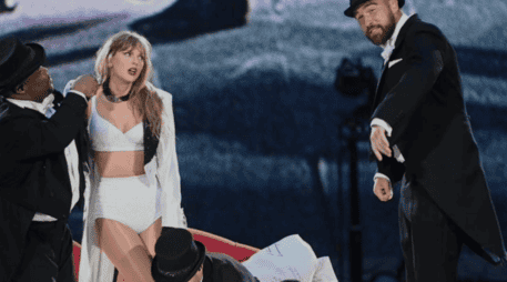 Kelce apareció con traje de esmoquin y sombrero alto junto a Swift en el escenario antes de la canción 