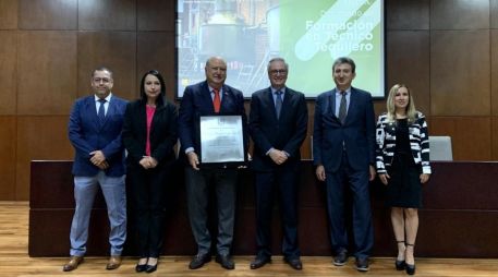 La Universidad Autónoma de Guadalajara otorgó un reconocimiento al CRT, por su dedicación y esfuerzo por profesionalizar a la agroindustria tequilera. ESPECIAL