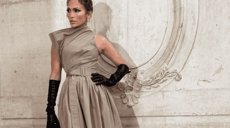 El vestido de Jennifer López es aparentemente sencillo, pero está enriquecido con detalles. ESPECIAL / IG / @jlo