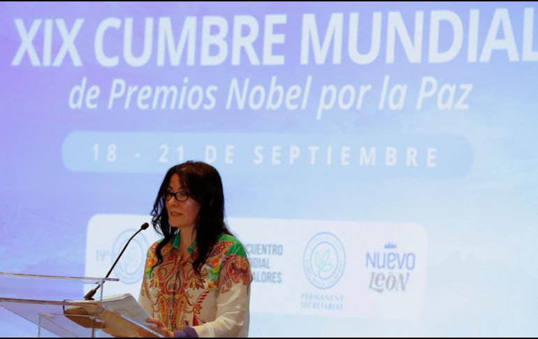 La presidenta del Secretariado Permanente de la Cumbre Mundial de Premios Nobel de la Paz, Ekaterina Zagladina, habla en una conferencia de prensa este martes, en Ciudad de Mexico (Mexico). EFE/ M. Guzmán.