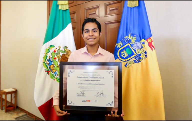 El niño genio mexicano cuenta con una licenciatura y una maestría; actualmente estudia un doctorado. ESPECIAL/Foto de @IanGlzSantos en X