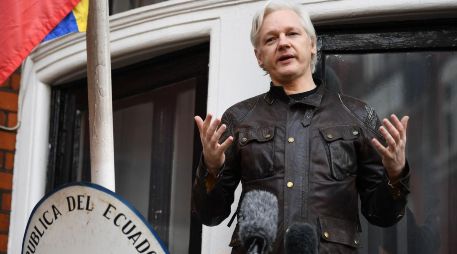 El fundador de WikiLeaks, Julian Assage, el 19 de mayo del 2017 en el balcón de la Embajada de Ecuador en Londres donde se refugió del 2012 al 2019, cuando fue arrestado.  EL INFORMADOR / ARCHIVO