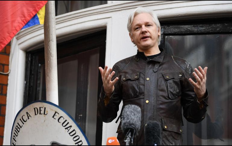 El fundador de WikiLeaks, Julian Assage, el 19 de mayo del 2017 en el balcón de la Embajada de Ecuador en Londres donde se refugió del 2012 al 2019, cuando fue arrestado.  EL INFORMADOR / ARCHIVO