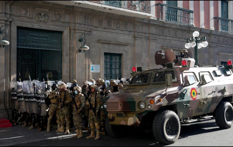 Un vehículo militar blindado y policía militar en la plaza Murillo, donde está el palacio de gobierno en La Paz, Bolivia. AP/Juan Karita