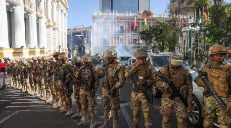 Militares se forman frente a la sede del Gobierno de Bolivia, este miercoles en La Paz (Bolivia). EFE/ Luis Gandarillas