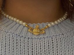 El collar de perlas de Vivienne Westwood no es solo un accesorio; es una pieza de historia y una declaración de estilo. PINTEREST
