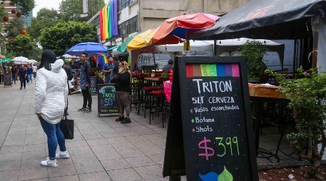 Comercios de la Zona Rosa se preparan para la celebración de la Marcha del Orgullo LGBT+. SUN/L. Camacho