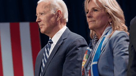 Jill Biden ha compartido casi medio siglo de vida con el presidente y es su confidente, su ancla, y quien más le ha animado en los últimos días a continuar con su campaña por la reelección. AFP / ARCHIVO