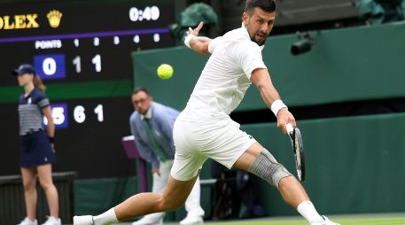 Novak Djokovic no mostró debilidad en su rodilla recién operada. EFE/N. Hall