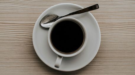 La cafeína, el principal componente activo del café, es un estimulante que bloquea los efectos de la adenosina, un neurotransmisor que promueve el sueño. Pexels